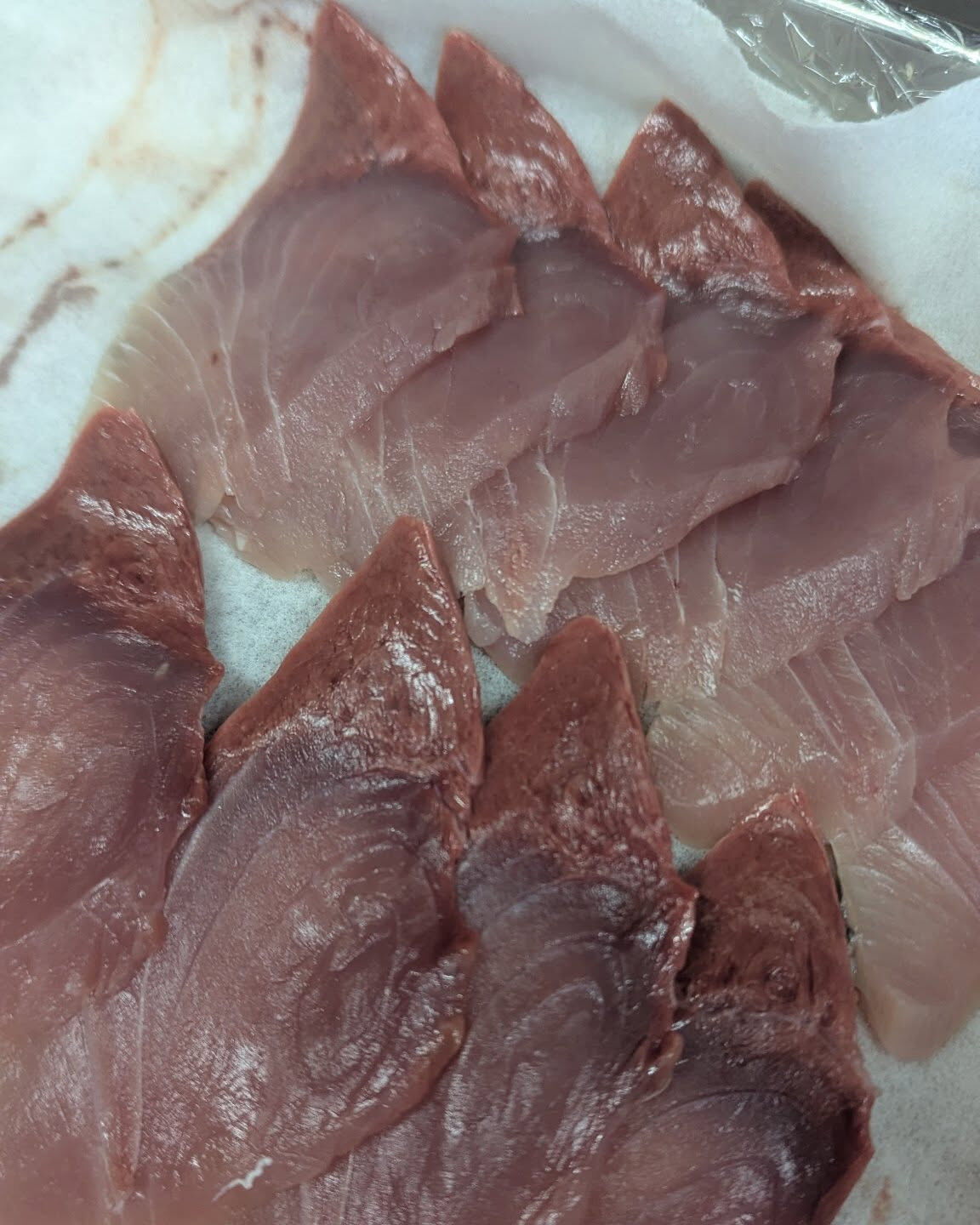 今日のランチサラダの上は出世魚の天然ブリ！！