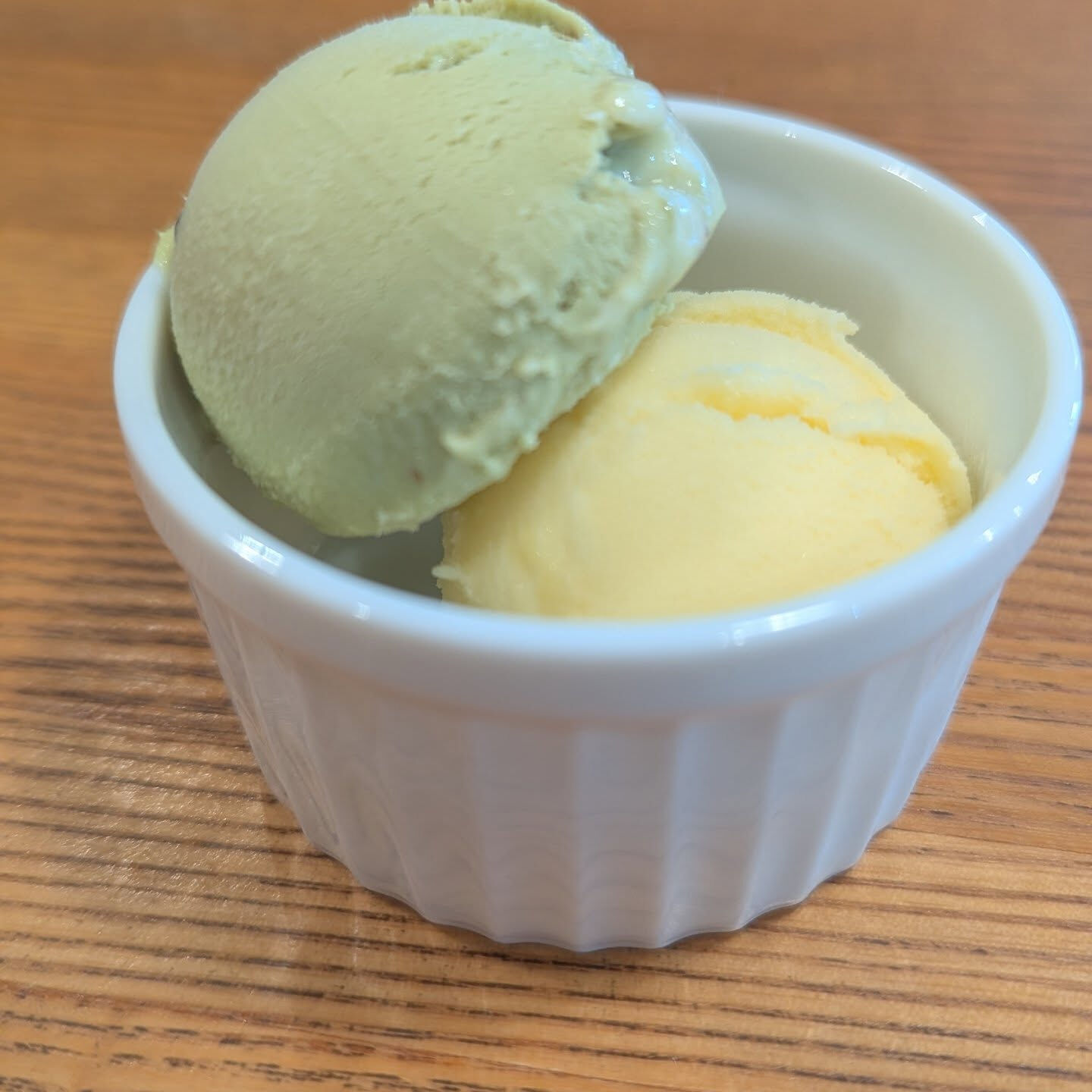 10/20まで1周年記念のピスタチオアイスとバニラアイスをご