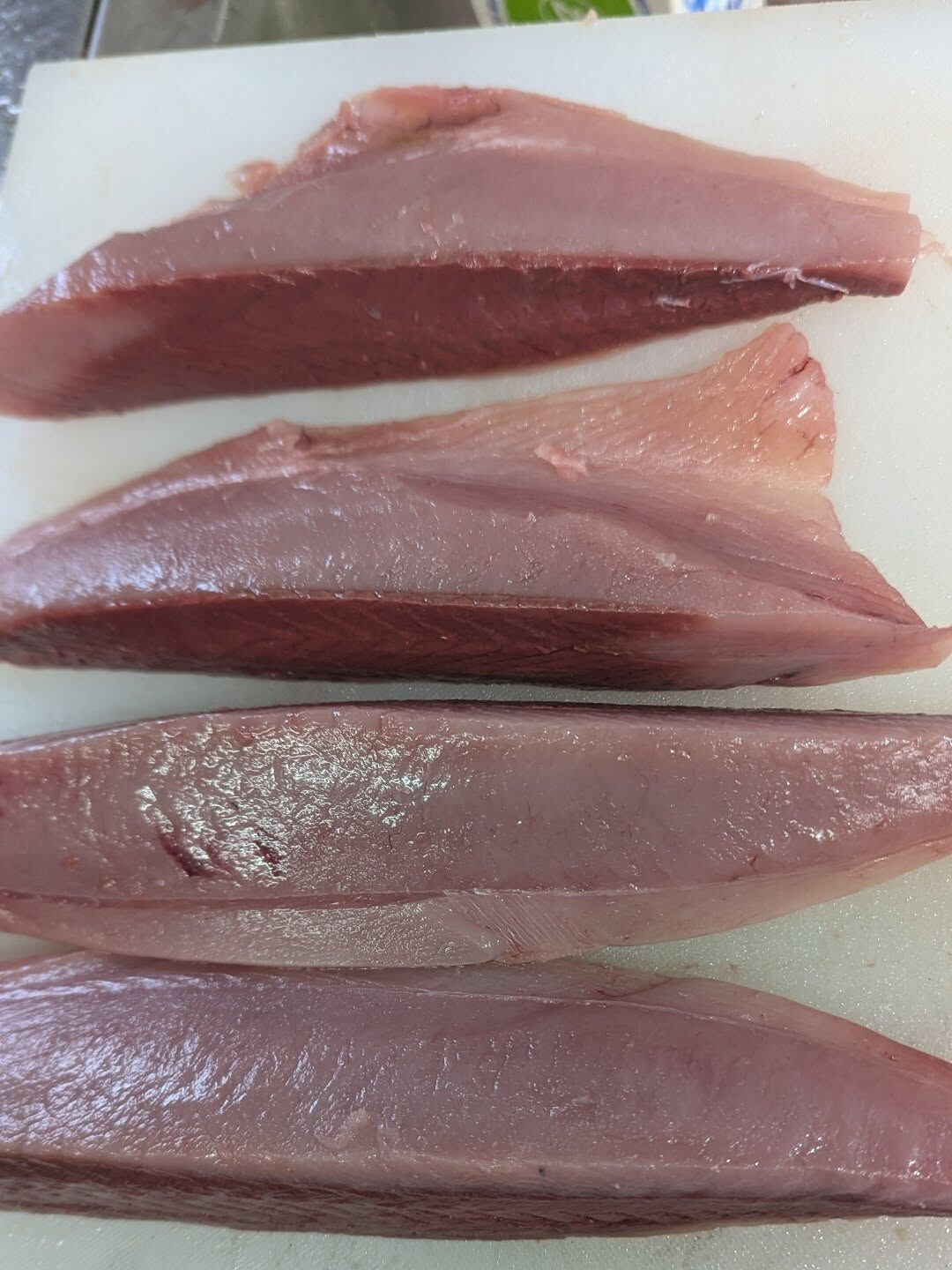 これ、本マグロなんですけど今のランチで使ってるツナとキノコの