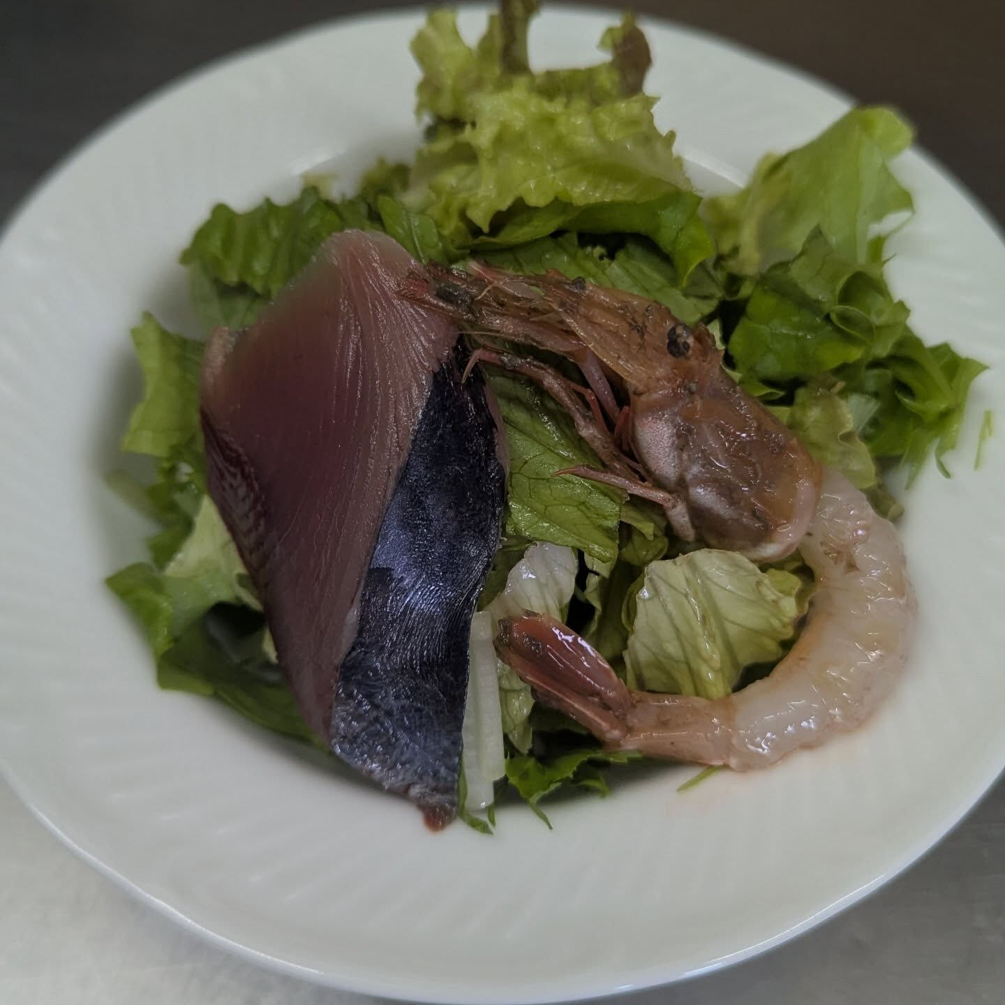 当店ランチサラダは基本的に市場で仕入れた魚介がのってますが、