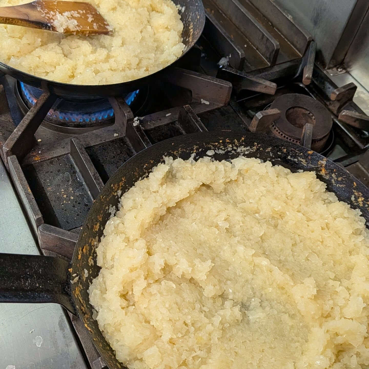 ハンバーグ用の玉ねぎも炒めていきます！