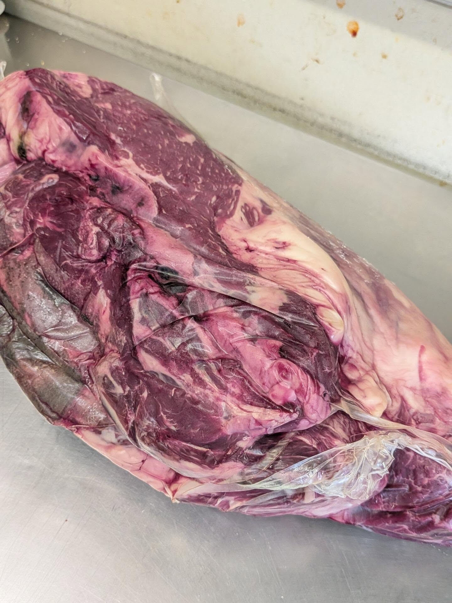 ハンバーグのお肉は国産牛100%のブロック肉から切り出してお