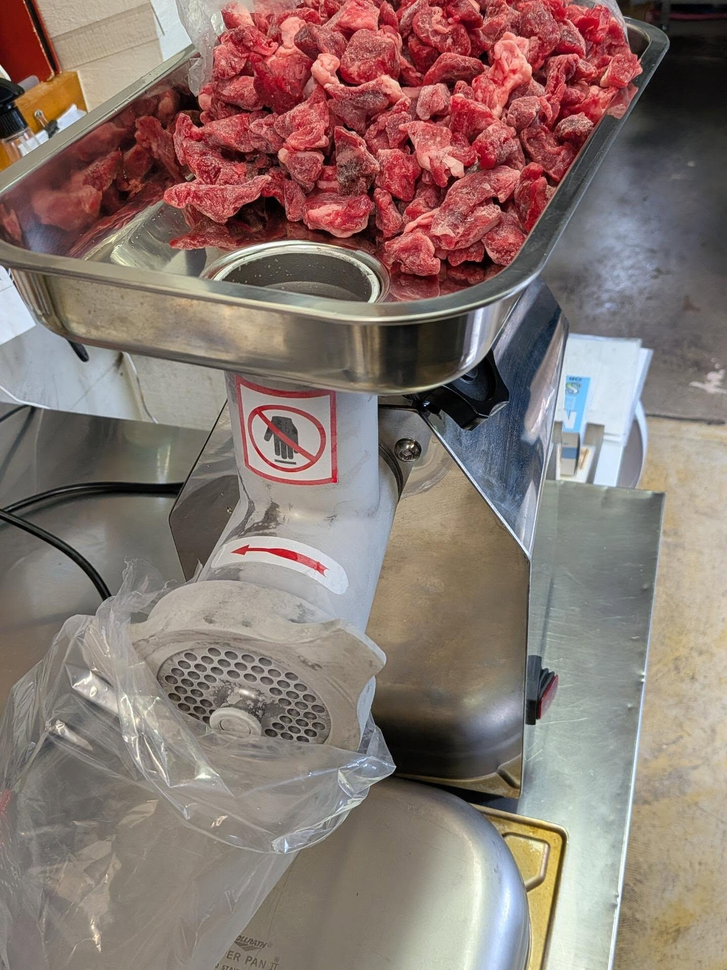ハンバーグのお肉は国産牛100%のブロック肉から切り出してお
